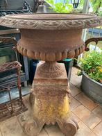 Mega  !!!! gietijzeren oorvaas 120cm! op bijzondere sokkel, Tuin en Terras, Tuinvazen, Ophalen of Verzenden, Gebruikt