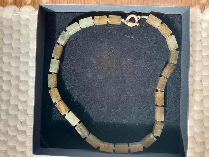 Unieke Jade ketting, rijke groene kleurschakeringen., Sieraden, Tassen en Uiterlijk, Kettingen, Zo goed als nieuw, Steen of Mineraal