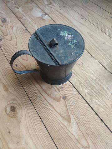 Oude metalen pot met deksel beschikbaar voor biedingen