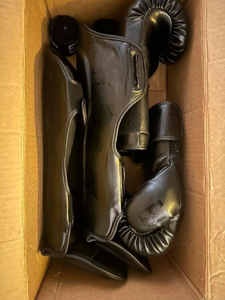 Joyagear kickboks set, Sport en Fitness, Vechtsporten en Zelfverdediging, Zo goed als nieuw, Overige, Vechtsportmateriaal, Maat L