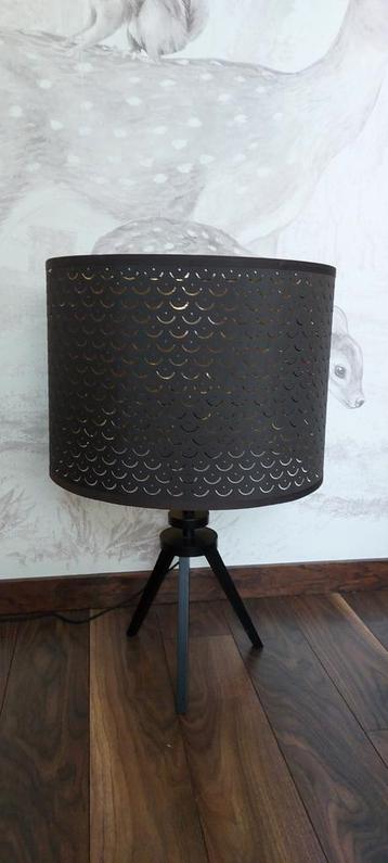 Zwarte lamp met gouden binnenkant beschikbaar voor biedingen