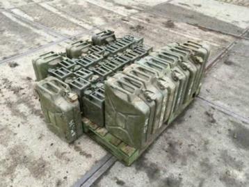 Leger jerrycans 20l , zeer oud , militair voor decoratie e.d beschikbaar voor biedingen