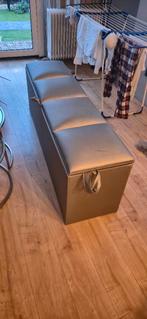 Krukje (4 zits) met opbergruimte + Bloktafel - 75 Euro, Huis en Inrichting, Krukjes, Ophalen, Gebruikt, Hout