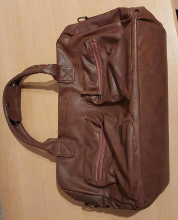 Tas met vele vakken en als nieuw. bruin. Bekijk foto's. € 15 beschikbaar voor biedingen