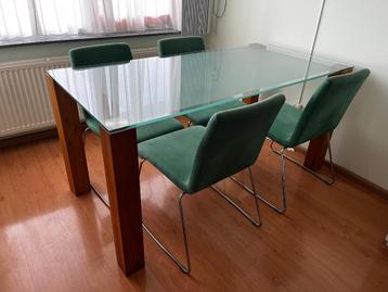 Glazen tafel met massief houten poten beschikbaar voor biedingen
