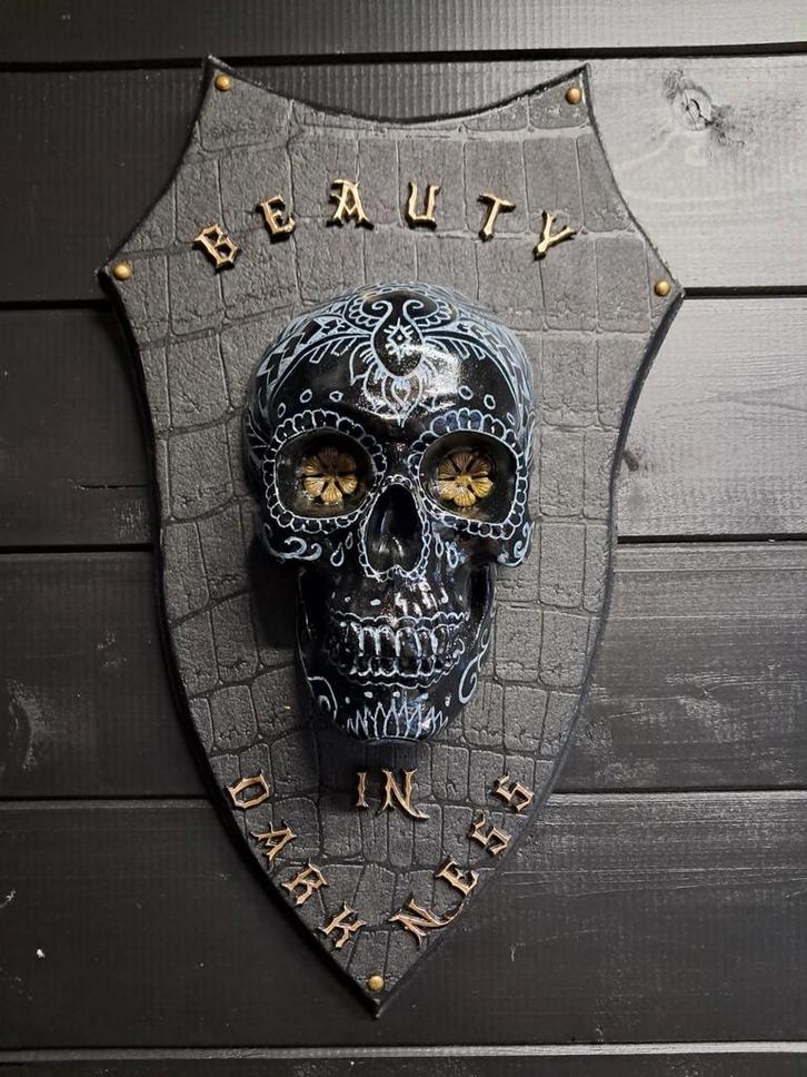 Tattoo skull black white wandplank silly art uniek cadeau, Verzamelen, Beelden en Beeldjes, Nieuw, Ophalen of Verzenden