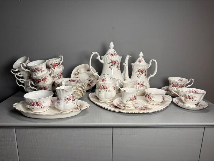 Royal albert Lavender Rose - 35 delig Servies set, Antiek en Kunst, Antiek | Servies compleet, Ophalen of Verzenden
