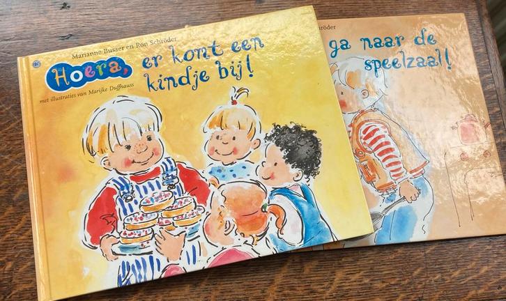 Hoera, er komt een kindje bij - M. Busser en R. Schröder, Boeken, Kinderboeken | Kleuters, Zo goed als nieuw, Fictie algemeen