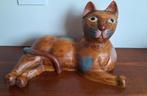 Houten liggende kat, made in Thailand, hand gesneden, Verzamelen, Ophalen of Verzenden, Zo goed als nieuw, Dier