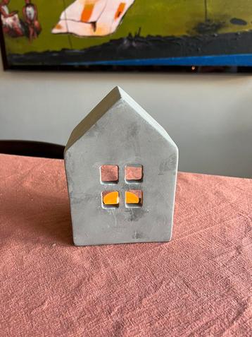 Huisje met waxinelichtje beschikbaar voor biedingen