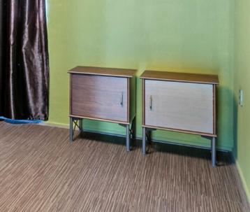 TK: 2 Donker bruine Nachtkastjes. beschikbaar voor biedingen