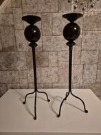 2 zwarte metalen kandelaars 57 cm hoog, Ophalen of Verzenden, Zo goed als nieuw, Metaal, 50 tot 75 cm