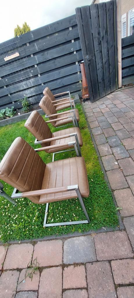 Vier eetkamerstoelen (gebruikt) mag weg voor een krat bier., Huis en Inrichting, Stoelen, Gebruikt, Vier, Leer, Bruin, Ophalen
