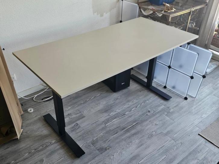 Twee Ikea TROTTEN bureaubladen (zonder onderstel), Huis en Inrichting, Bureaus, Zo goed als nieuw, Bureau, In hoogte verstelbaar