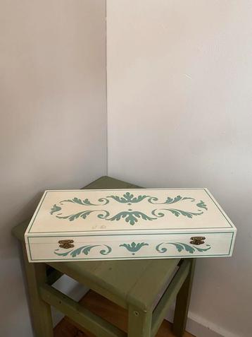 Handbeschilderde houten opbergdoos – uniek decoratief item beschikbaar voor biedingen