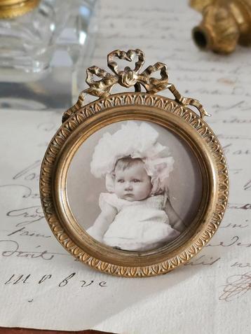 Antiek fotolijstje / striklijst met bol glas fotolijst strik beschikbaar voor biedingen