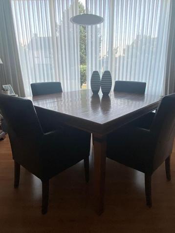 Eetkamer met 4 leren stoelen beschikbaar voor biedingen