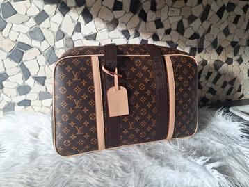 Louis vuitton reistas met hengsels en brede schouderband
 beschikbaar voor biedingen
