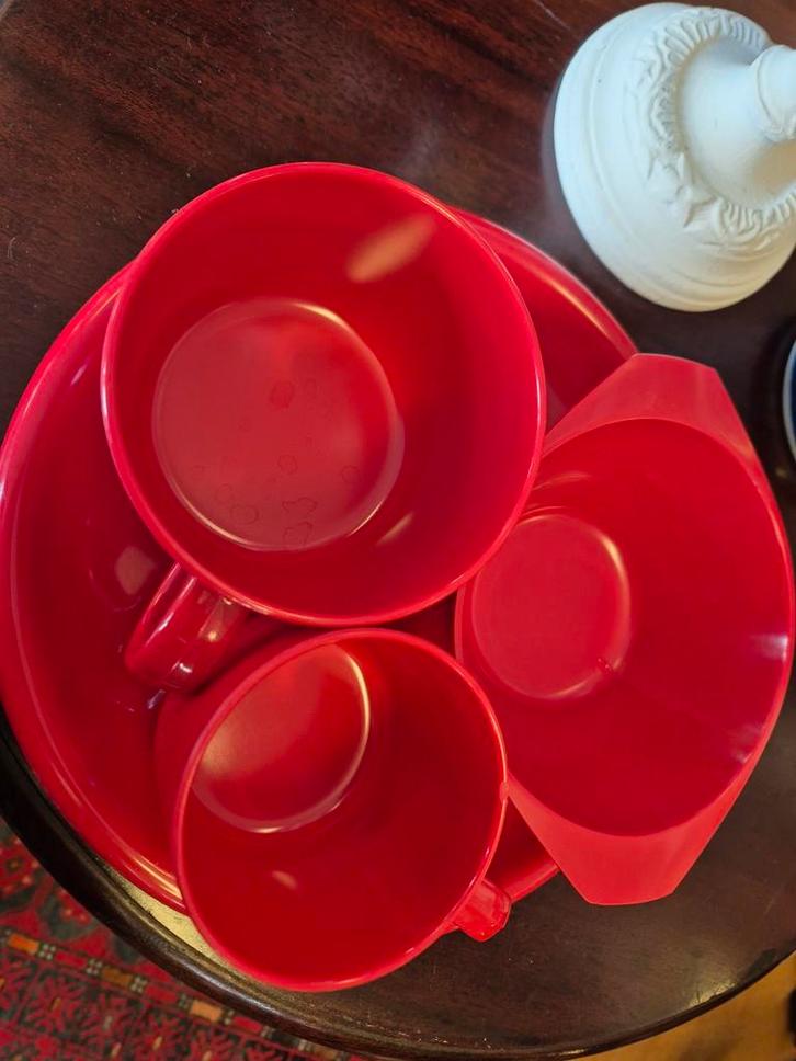 Vintage Rode kunststof Servies Set - Bord, Kom, Kop, Huis en Inrichting, Keuken | Servies, Gebruikt, Overige typen, Effen, Overige materialen