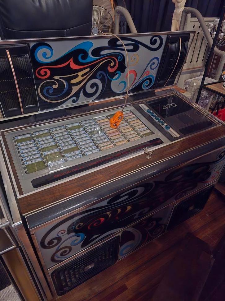 wegens uitdunnen verzameling  3 jukeboxen, Verzamelen, Automaten | Jukeboxen, Gebruikt, Overige merken, 1960 tot 1970, Met singles