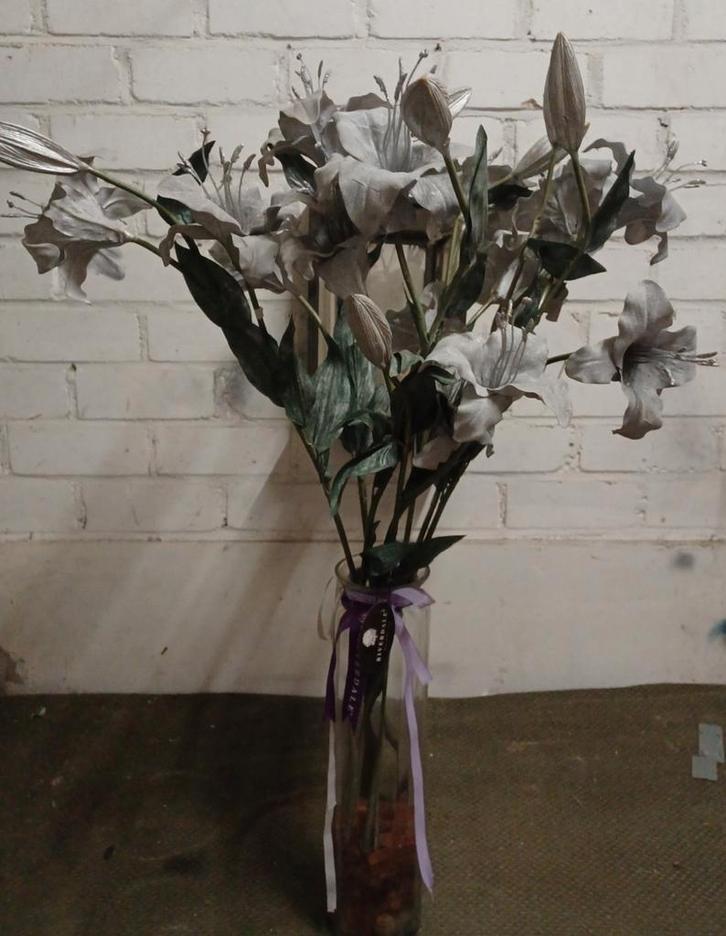 Riverdale Lelies in Vaas, Huis en Inrichting, Woonaccessoires | Vazen, Zo goed als nieuw, Overige kleuren, Minder dan 50 cm, Ophalen of Verzenden