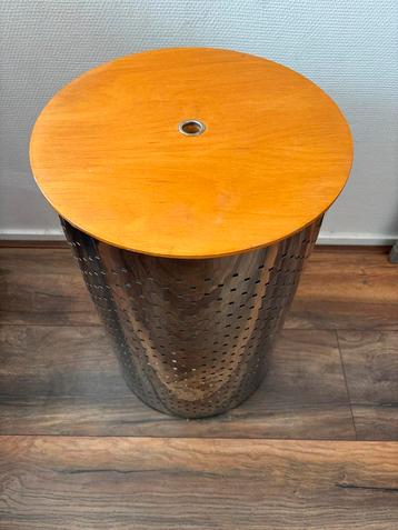 Vintage Wasmand met Houten Deksel beschikbaar voor biedingen