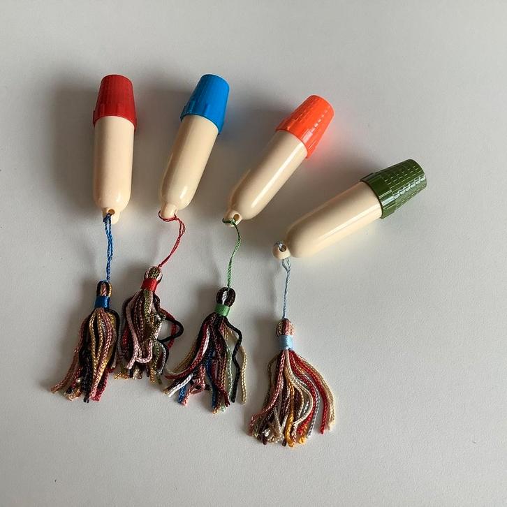 4 vintage celluloid naaldenkokers + garenklosje + vingerhoed, Verzamelen, Vingerhoedjes, Zo goed als nieuw, Buitenland, Plastic