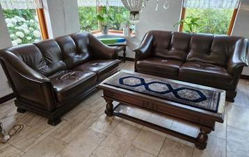 Vintage set leren banken met donker eiken onderstel beschikbaar voor biedingen