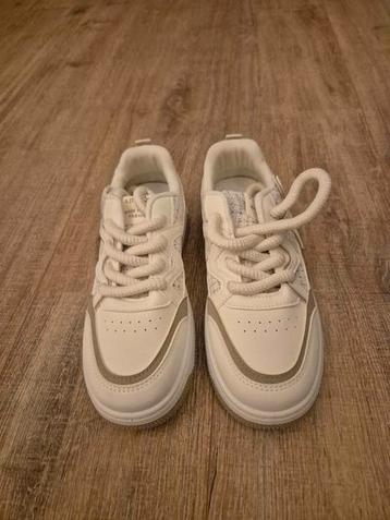 Nieuwe sneakers maat 39 beschikbaar voor biedingen