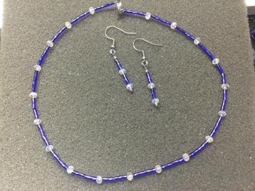 Set met choker en oorbellen met kralen blauw beschikbaar voor biedingen