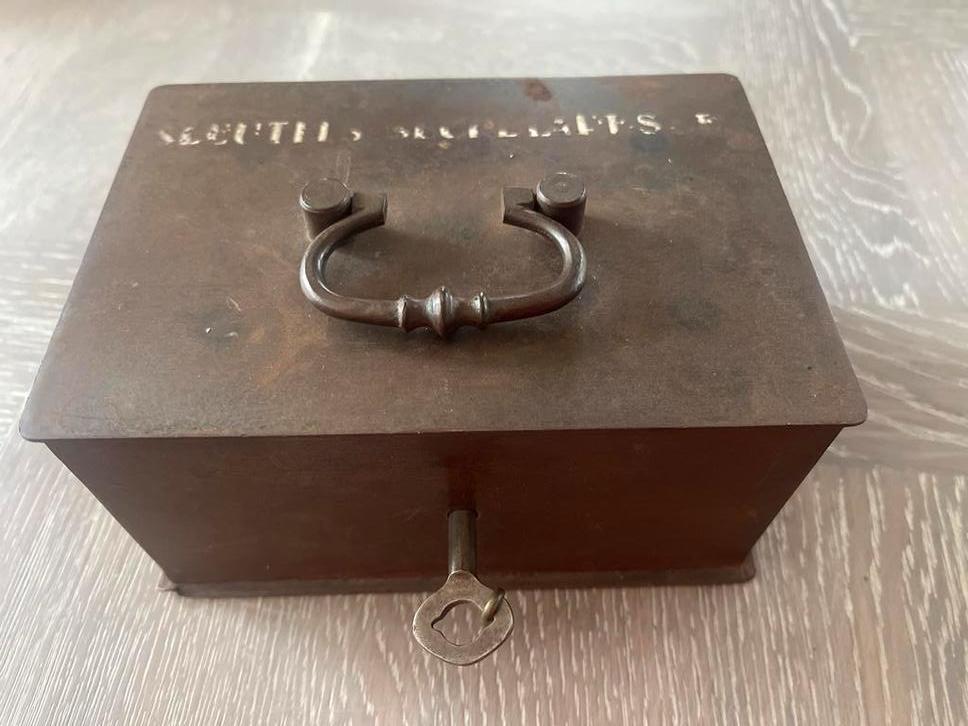 Retro ijzeren geldkistje met sleutel, Antiek en Kunst, Ophalen of Verzenden