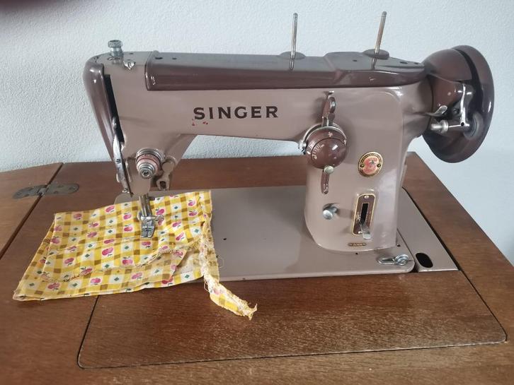 Trap naaimachine Singer in houten kast, Antiek en Kunst, Antiek | Naaimachines, Ophalen