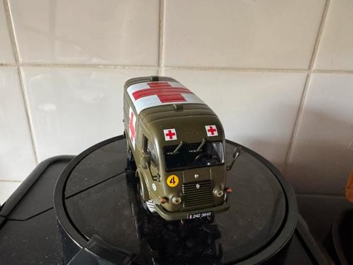 Vintage Ambulance Modelauto 1:43 Renault, Hobby en Vrije tijd, Modelauto's | 1:43, Zo goed als nieuw, Bus of Vrachtwagen, Overige merken