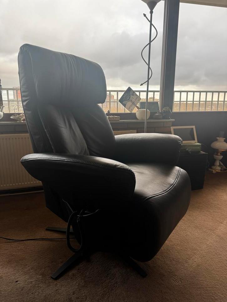 Elektrische Sta-op Stoel - Meubelzorg - 2025, Huis en Inrichting, Stoelen, Zo goed als nieuw, Eén, Leer, Zwart, Ophalen of Verzenden