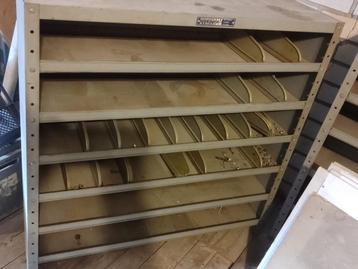 Lage metalen schappenkast met veel tussen schotjes beschikbaar voor biedingen