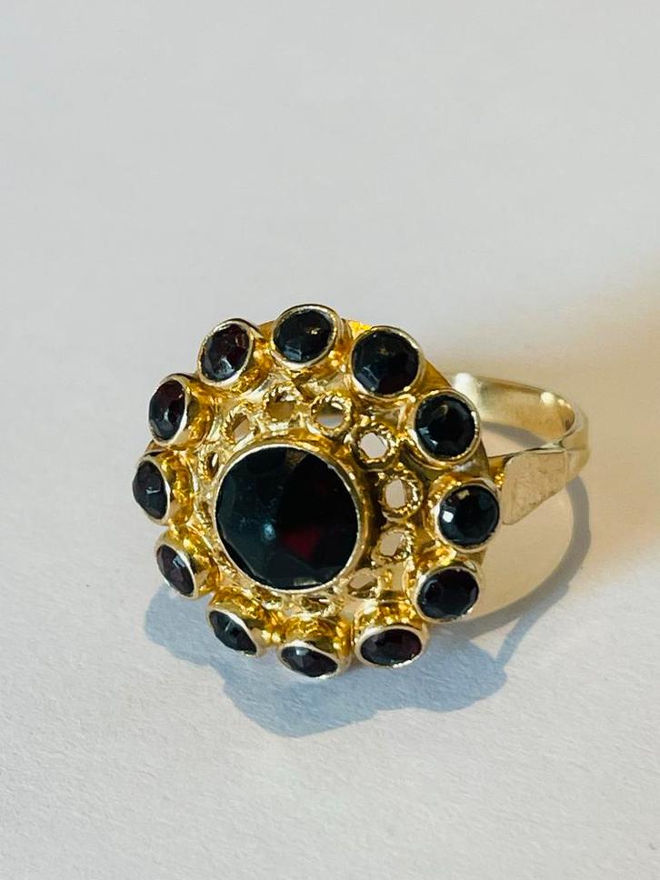 Gouden ring met granaten entourage, Sieraden, Tassen en Uiterlijk, Ringen, Gebruikt, Dame, 18 tot 19, Goud, Met edelsteen, Ophalen of Verzenden