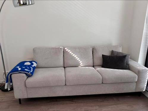 Mooie licht grijze 3 zitsbank, zo goed als nieuw, Huis en Inrichting, Banken | Bankstellen, Zo goed als nieuw, Rechte bank, Driepersoons