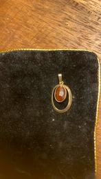 Gouden hanger met grannaat steen, Overige voorstellingen, Ophalen of Verzenden, Zo goed als nieuw, Goud