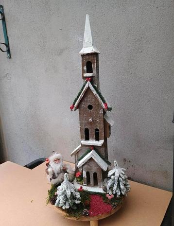 Te koop houten kerkje met verlichting op een plateau beschikbaar voor biedingen
