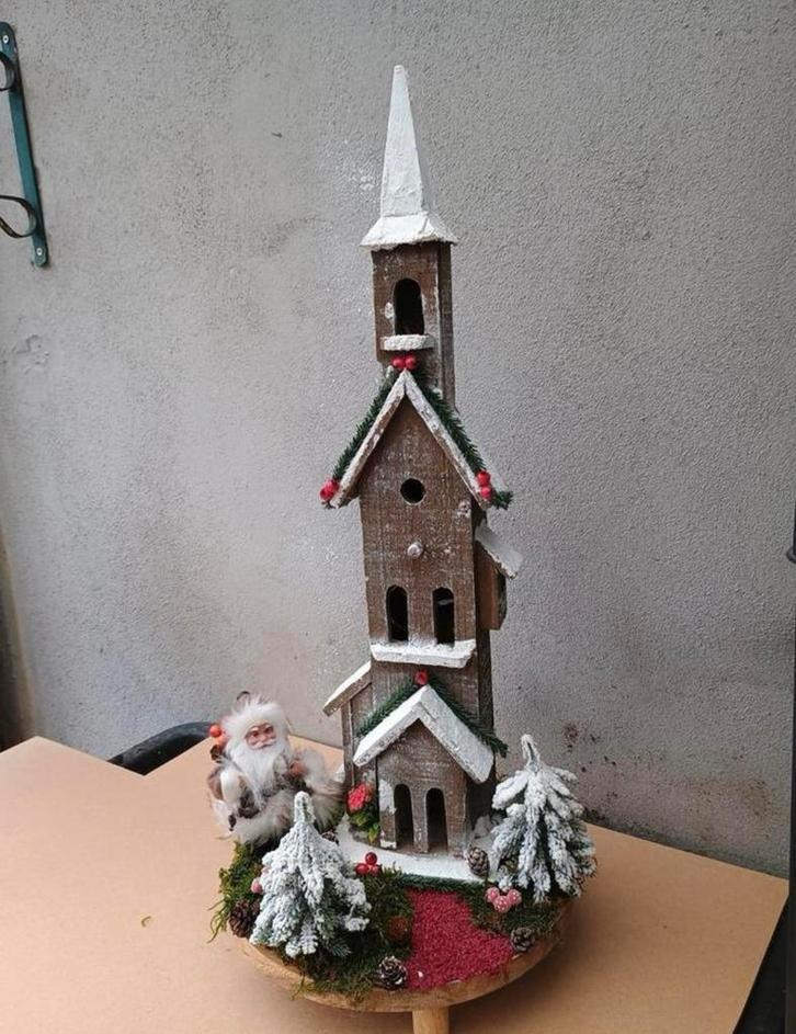 Te koop houten kerkje met verlichting op een plateau, Diversen, Kerst, Nieuw, Ophalen