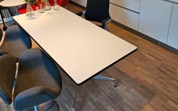 Vitra Eames segmented table beschikbaar voor biedingen