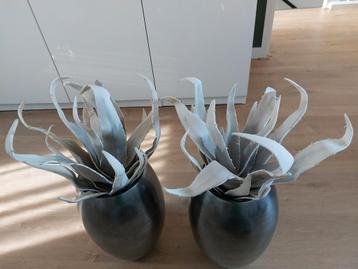 Vaas , grijs, met mooie  kunstbloem. beschikbaar voor biedingen