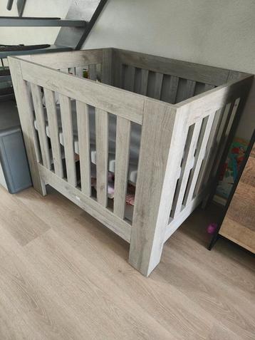 Grijze box van twf met boxmatras  beschikbaar voor biedingen