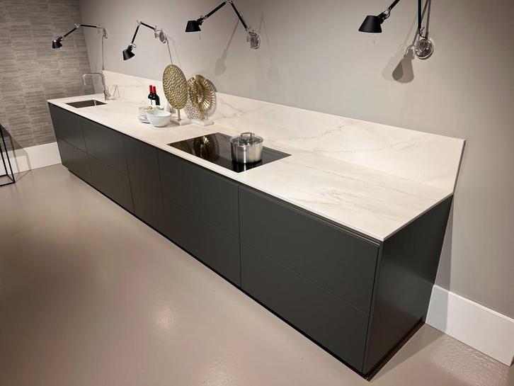 Showroomkeuken recht + kastenwand, Huis en Inrichting, Keuken | Complete keukens, Zo goed als nieuw, Dubbelwandige keuken, Grijs