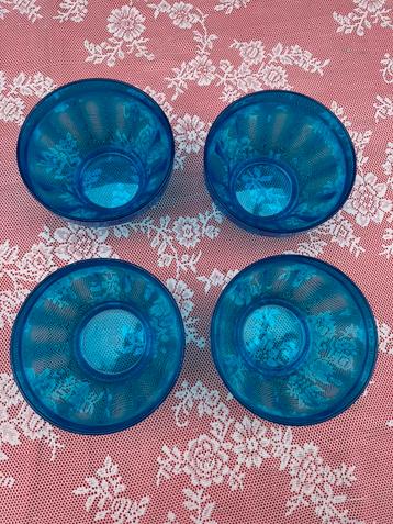 4 turquoise bakjes beschikbaar voor biedingen