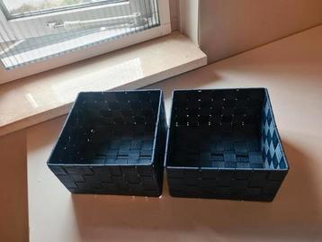 2 leuke blauwe gevlochten mandjes beschikbaar voor biedingen
