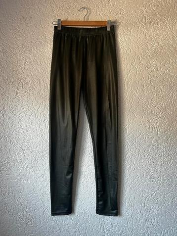 Groene legging True Spirit (M) beschikbaar voor biedingen