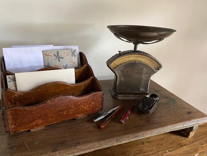 Vintage postkantoor weegschaal/houten postbakje, Antiek en Kunst, Antiek | Gereedschap en Instrumenten, Ophalen of Verzenden