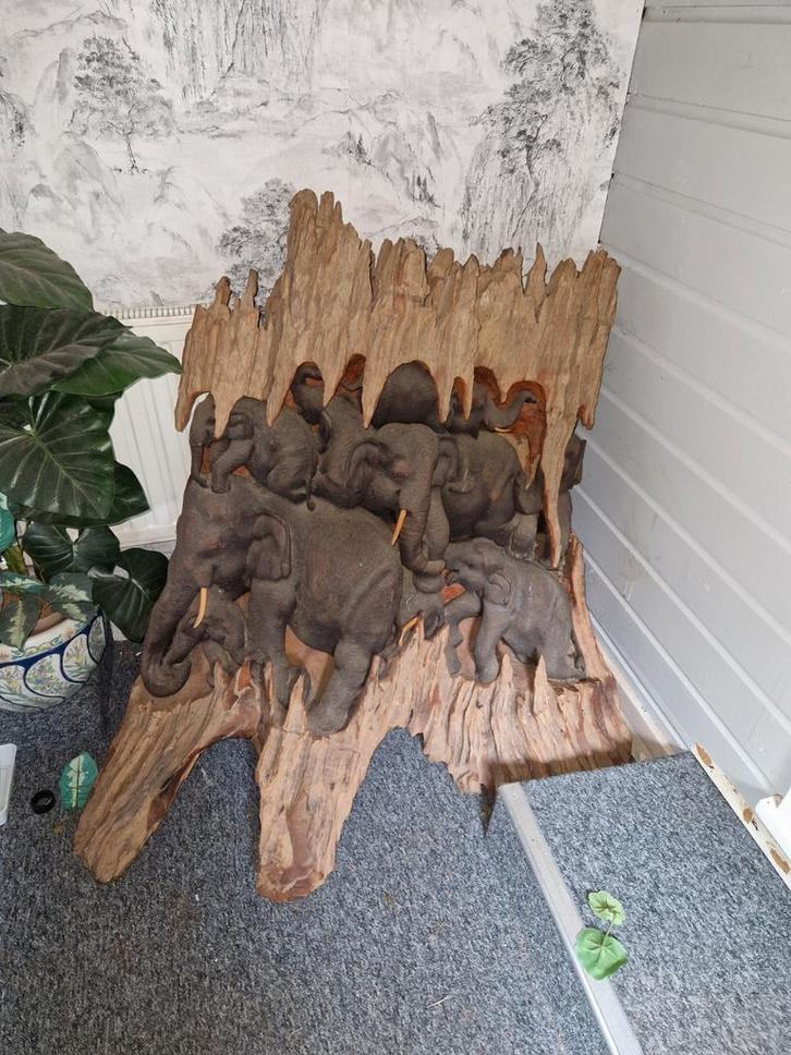 Olifanten in boomstronk uitgesneden., Huis en Inrichting, Woonaccessoires | Overige, Ophalen