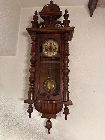 Antieke Wandklok met Houten Kast beschikbaar voor biedingen